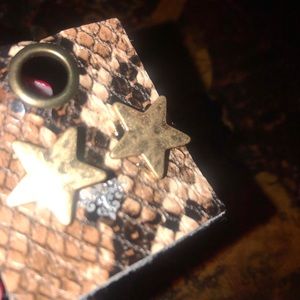 Hammered star gold earrings